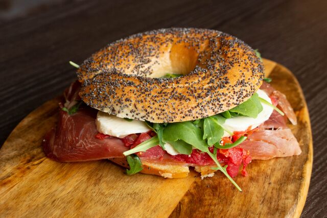 Bagel de de jamón y mozzarella