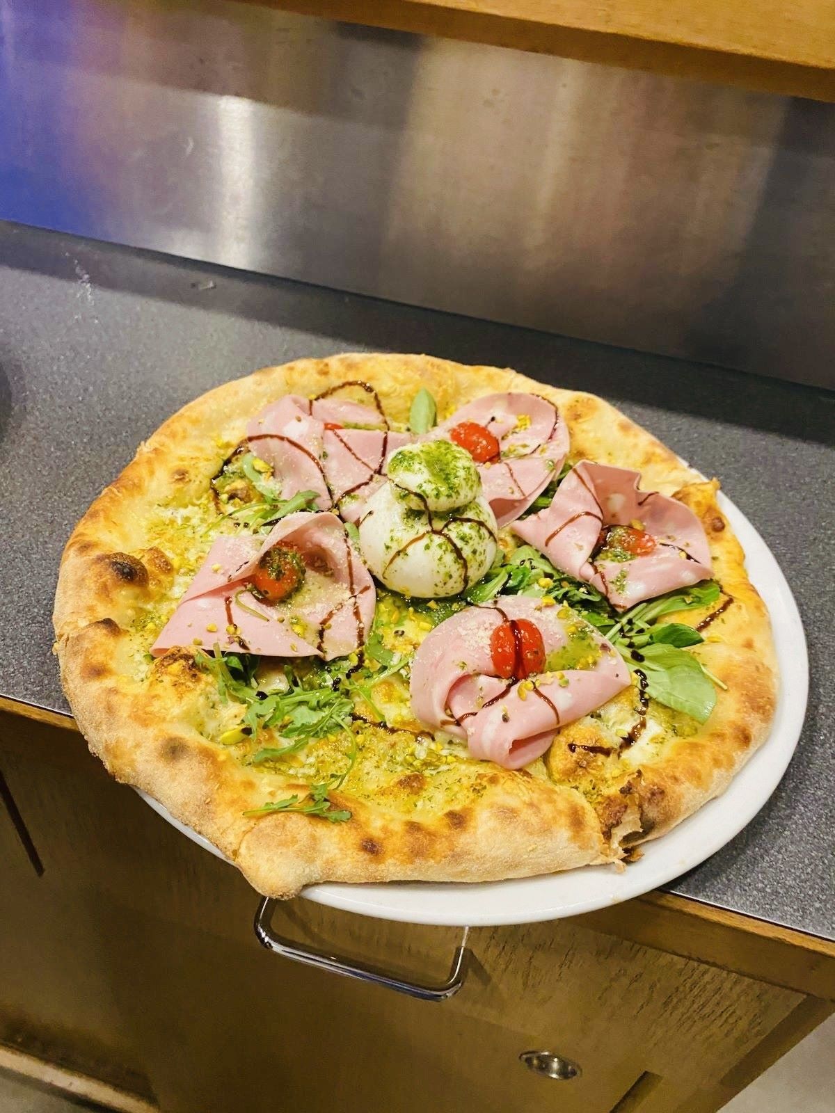 Pizza Mortadella-Burrata-Basilikumcreme und Pistazien