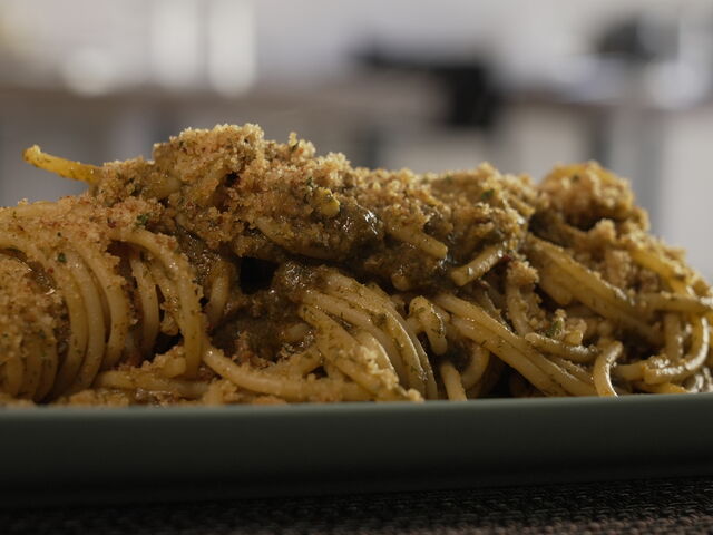 spaghetti con pe sarde e pane atturratu