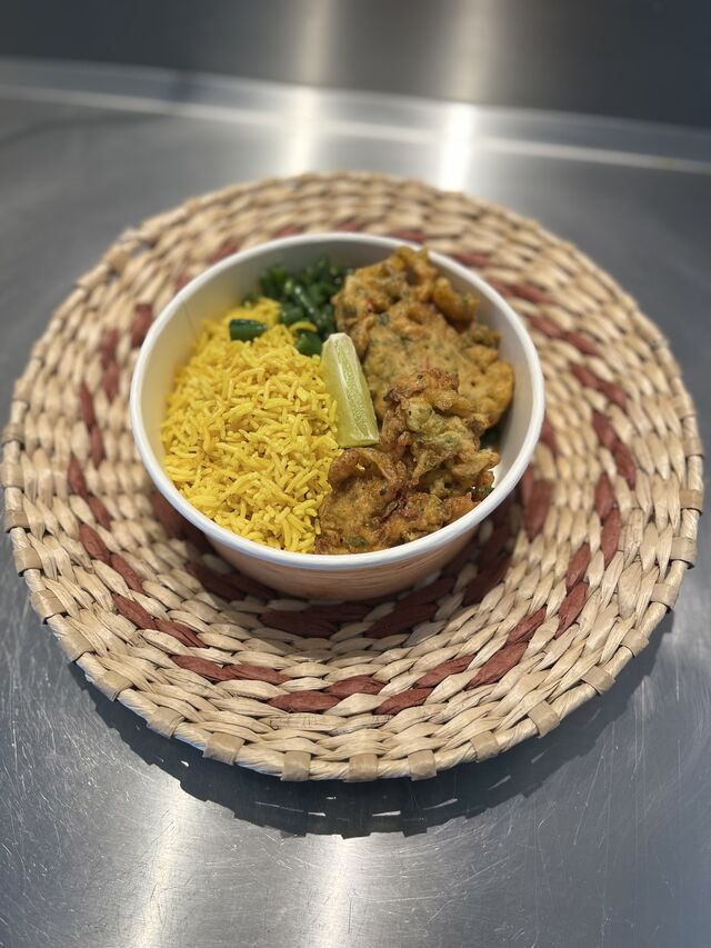 Riz safrané, accras de légumes, haricots verts 