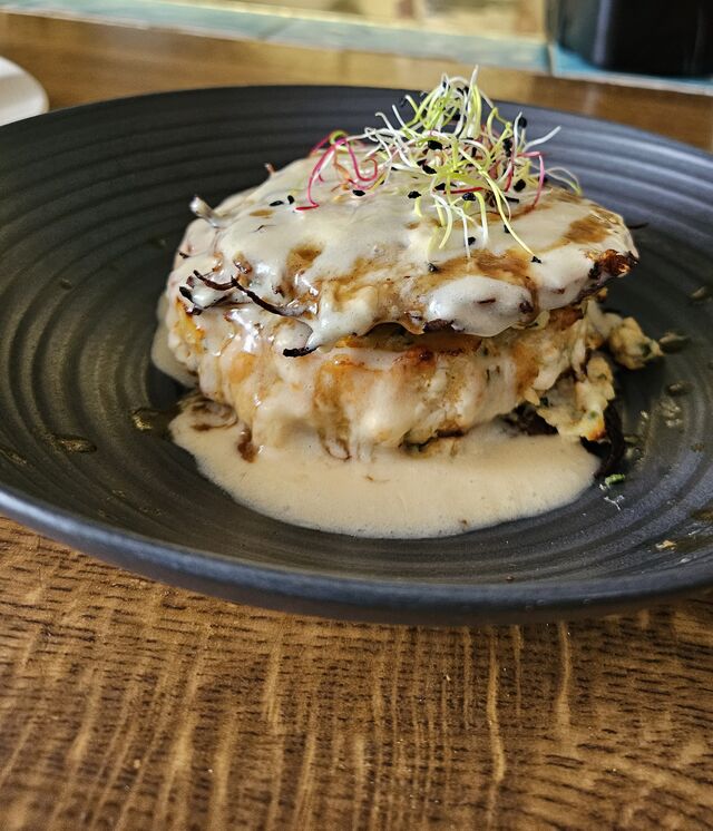 Le burger de saumon, échalotes, fines herbes et chèvre frais, râpé au safran