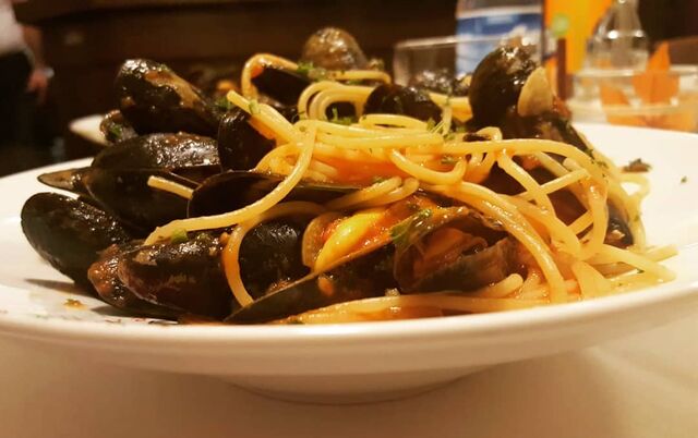 Spaghetti mit Muscheln in Tomatensosse