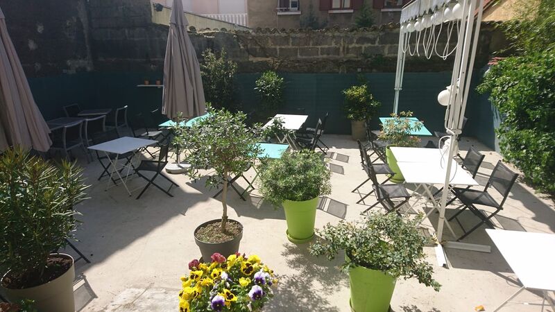 Venez profiter de la terrasse sur cours, au calme ! 