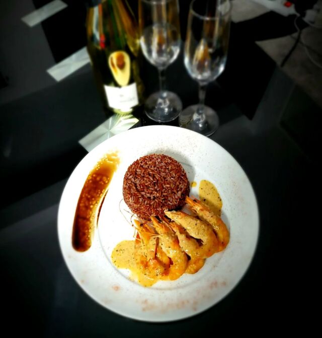 Pour la st Valentin la maison propose des Gambas sautés à la marinade thaï accompagné de son riz rouge.