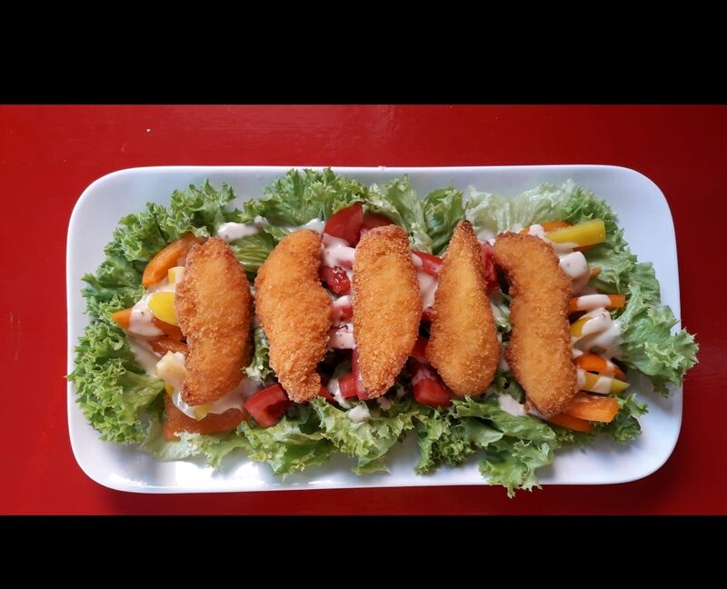 Knusperhähnchenfilet auf Salatbett