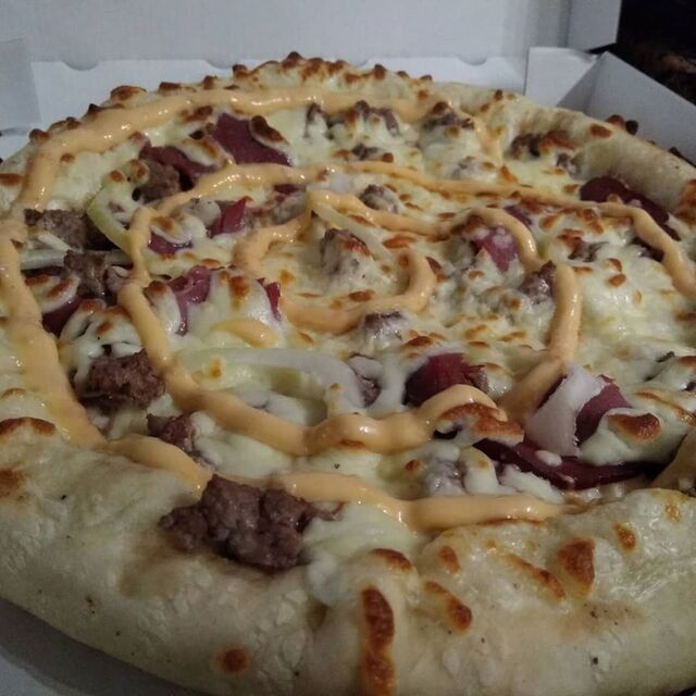 la crousti burger, une pizza avec une double pâte et une croûte à la mozzarella, garnie de 100% pur bœuf, oignon, bacon,
