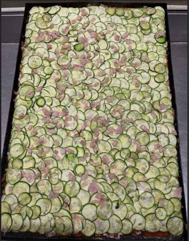 PIZZA CON ZUCCHINE E PROSCIUTTO COTTO 