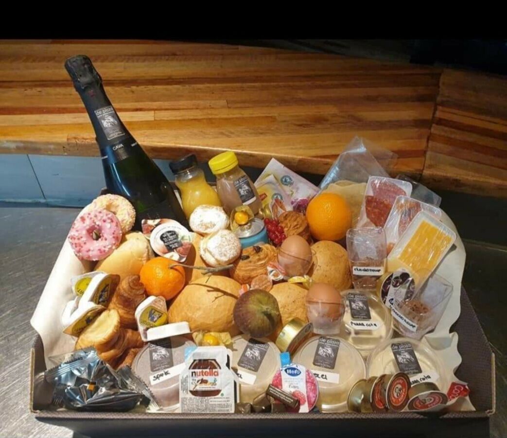 De plaza Moederdag ontbijt op 9 mei 2021
ontbijt 2 personen 60 euro
Cava
chocolade melk 500 ml fruitsap 500 ml
Enz...