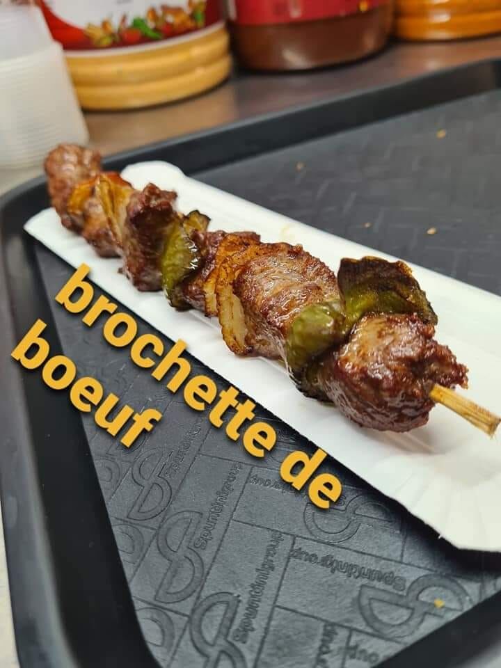BROCHETTE DE BŒUF
Viande de bœuf avec poivrons,, oignons et paprika