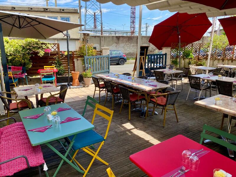Notre terrasse: cosy, fleurie & ombragée ! What else ?