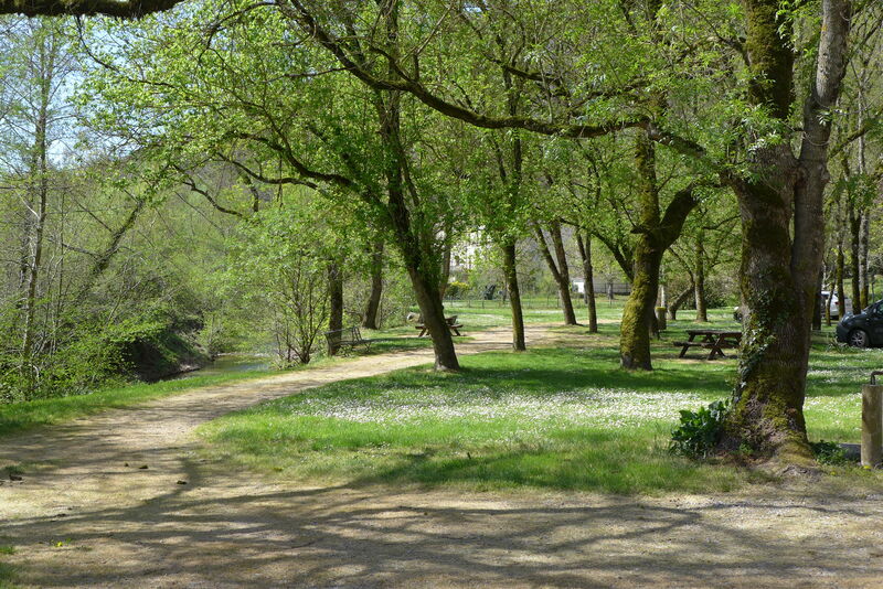 parking et aire de pique-nique a 100m du restaurant