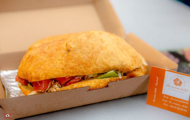 Bokit Complet Au choix : Viande haché ou Poulet.Saucisse - oeuf - fromage.