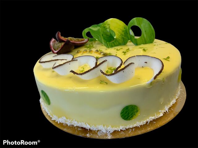 L’exotique
Pain de gêne citron vert imbibé malibu
Mousse coco citron vert
Insert banane/ passion
Croustillant coco