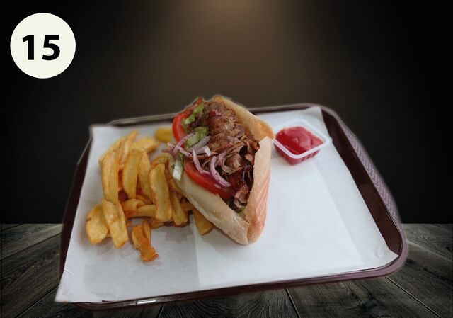 Sandwich Kebab
Pain Kebab , viande kebab , salade, tomate ,oignons et une sauce au choix. 