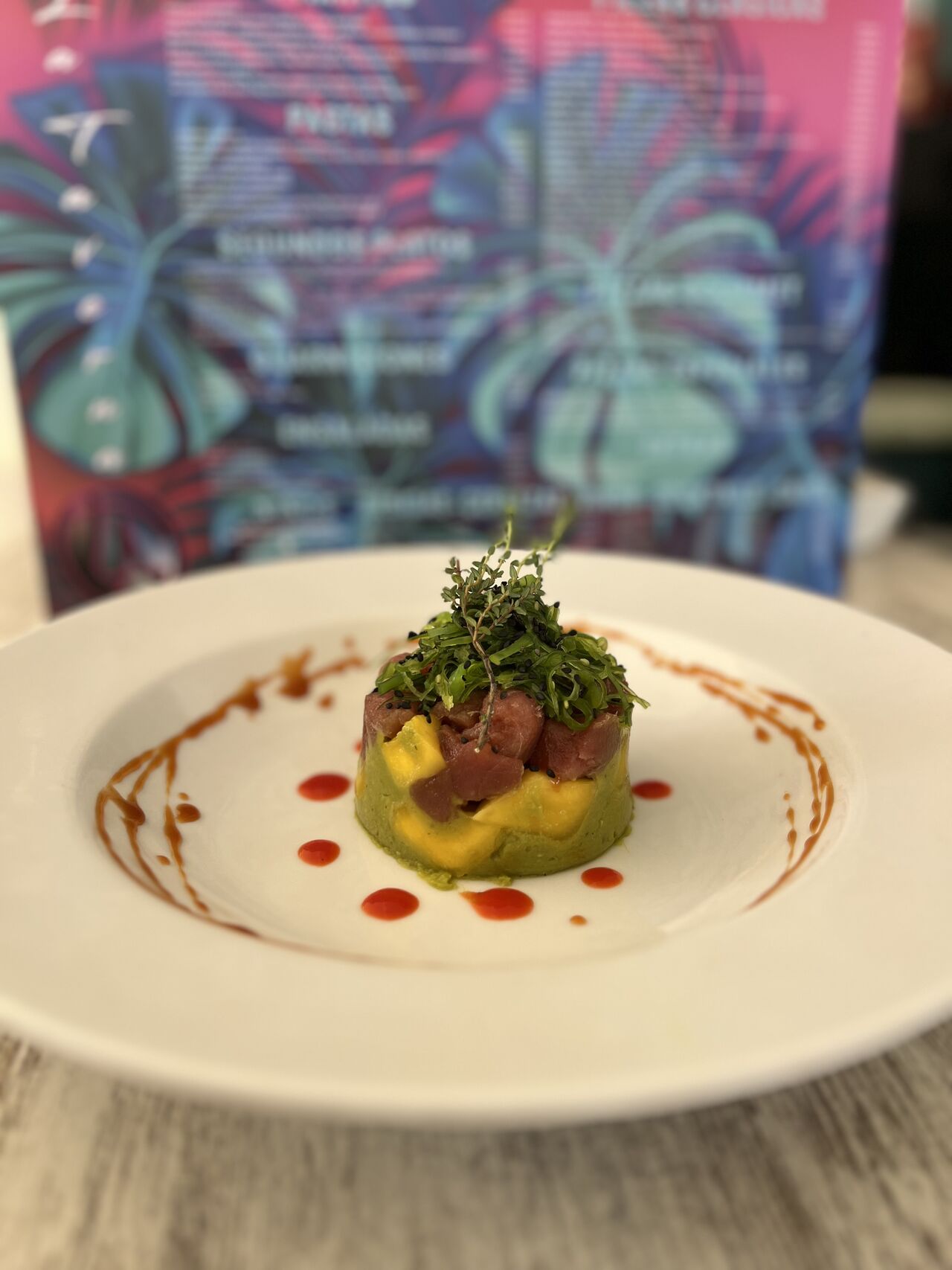 Tartare de atún con guacamole y alga wakame