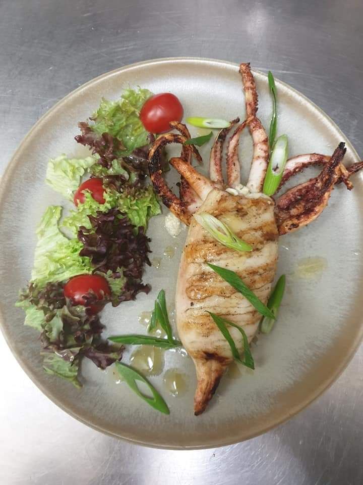 Calamari gefüllt mit feta, tomaten und thymian