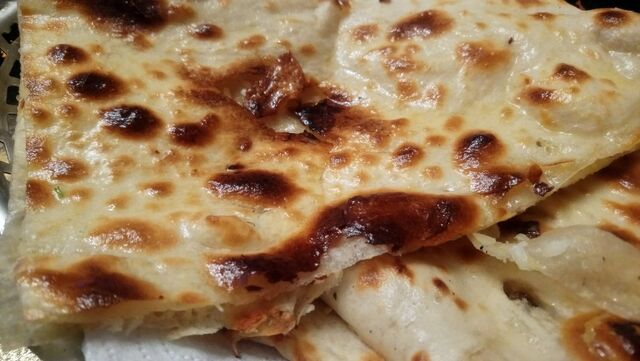Kashmiri naan - nasz nowy chlebek (nie ma go w karcie ale jest już dostępny) z kokosem, migdałami i orzechami nerkowca - 10 zł 