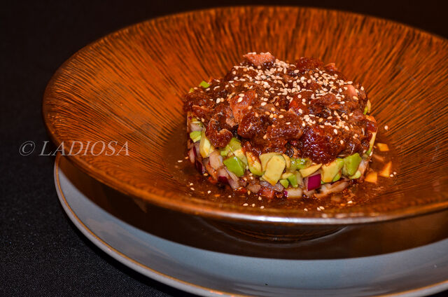 TARTAR DE SALMON CON UN TOQUE PICANTE