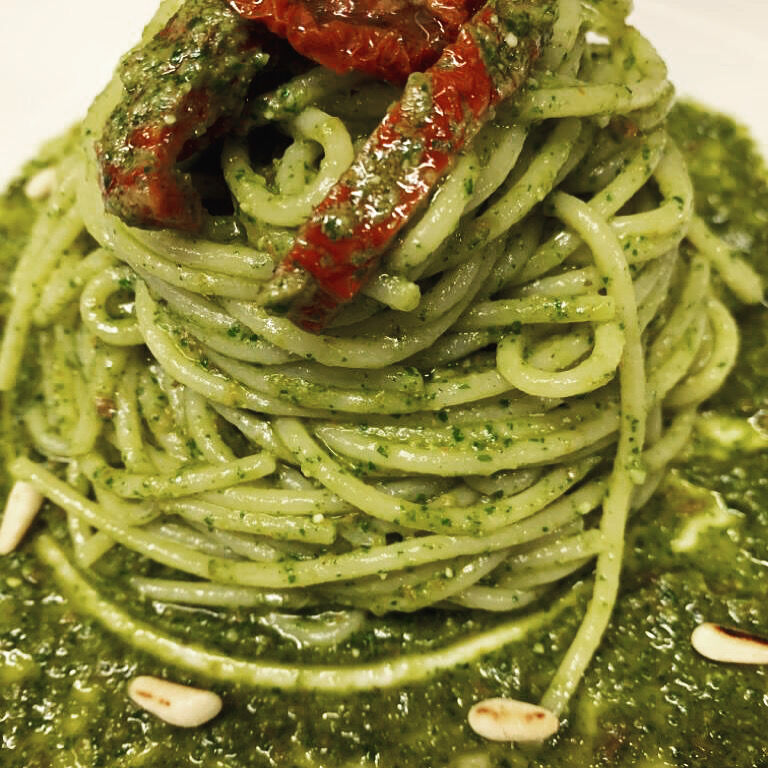 Spaghetti crema di rucola pomodorini secchi e pinoli ??
