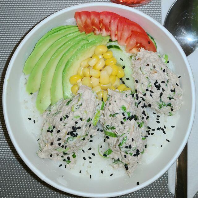 Poke bowl rillettes de thon mariné avocat (riz japonais vinaigré)