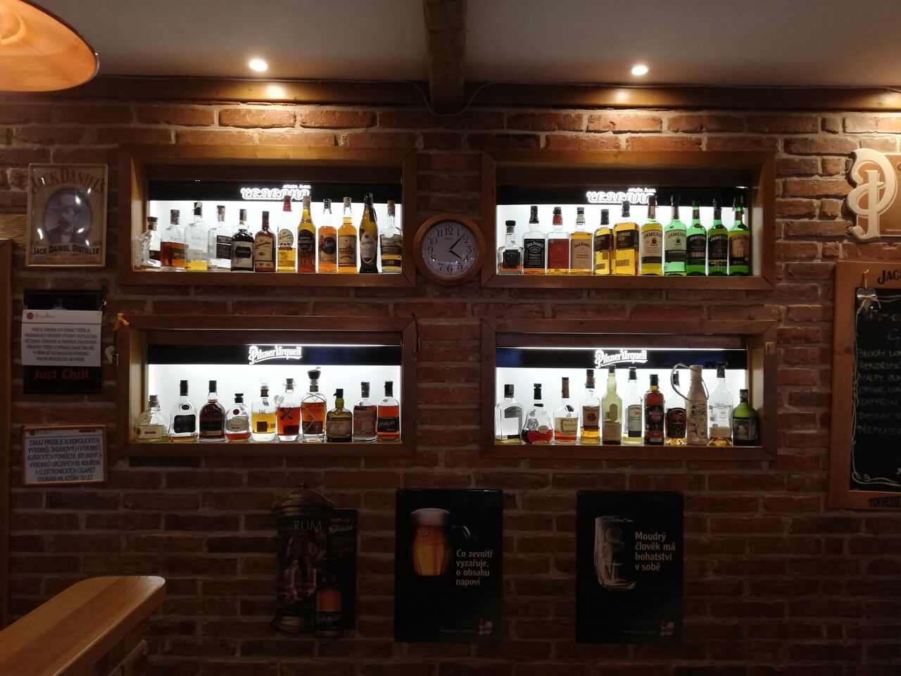 Široká nabídka rumů, ginů, whisky, piv, vín atd.