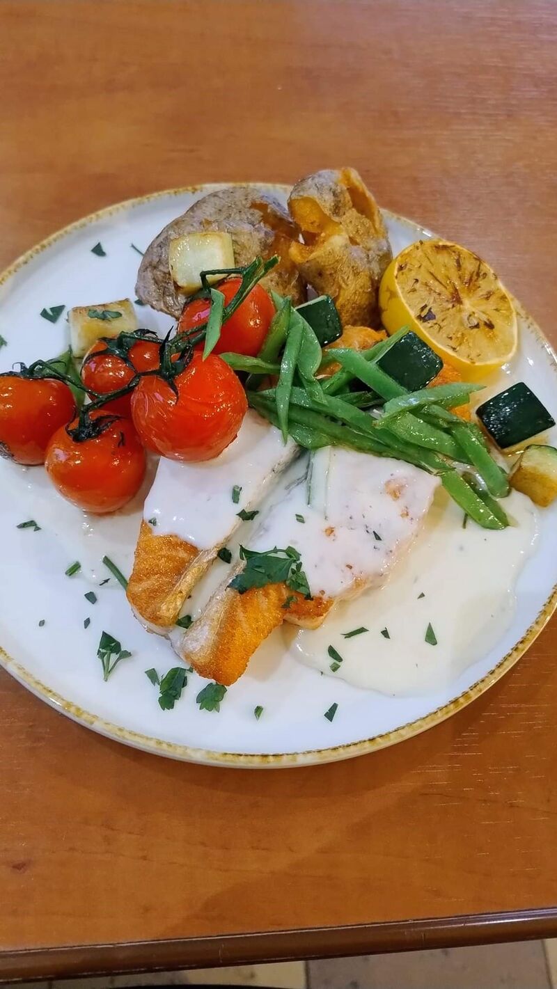 Filet z łososia w kremowym sosie z nutą cytryny | Salmon Fillet in Creamy Sauce with a Hint of Lemon