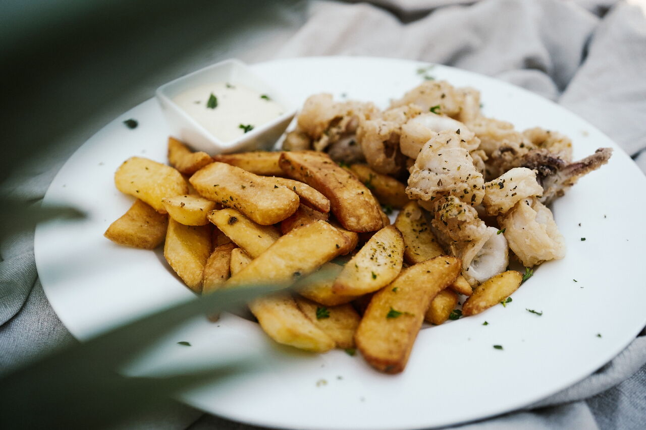 Frittierte Calamaris mit Steackhousepommes