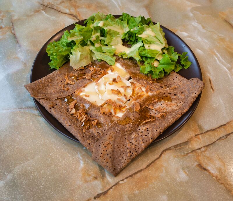 Crêperie 'AU BON COIN'
Galette Oignons/Chèvre/Miel