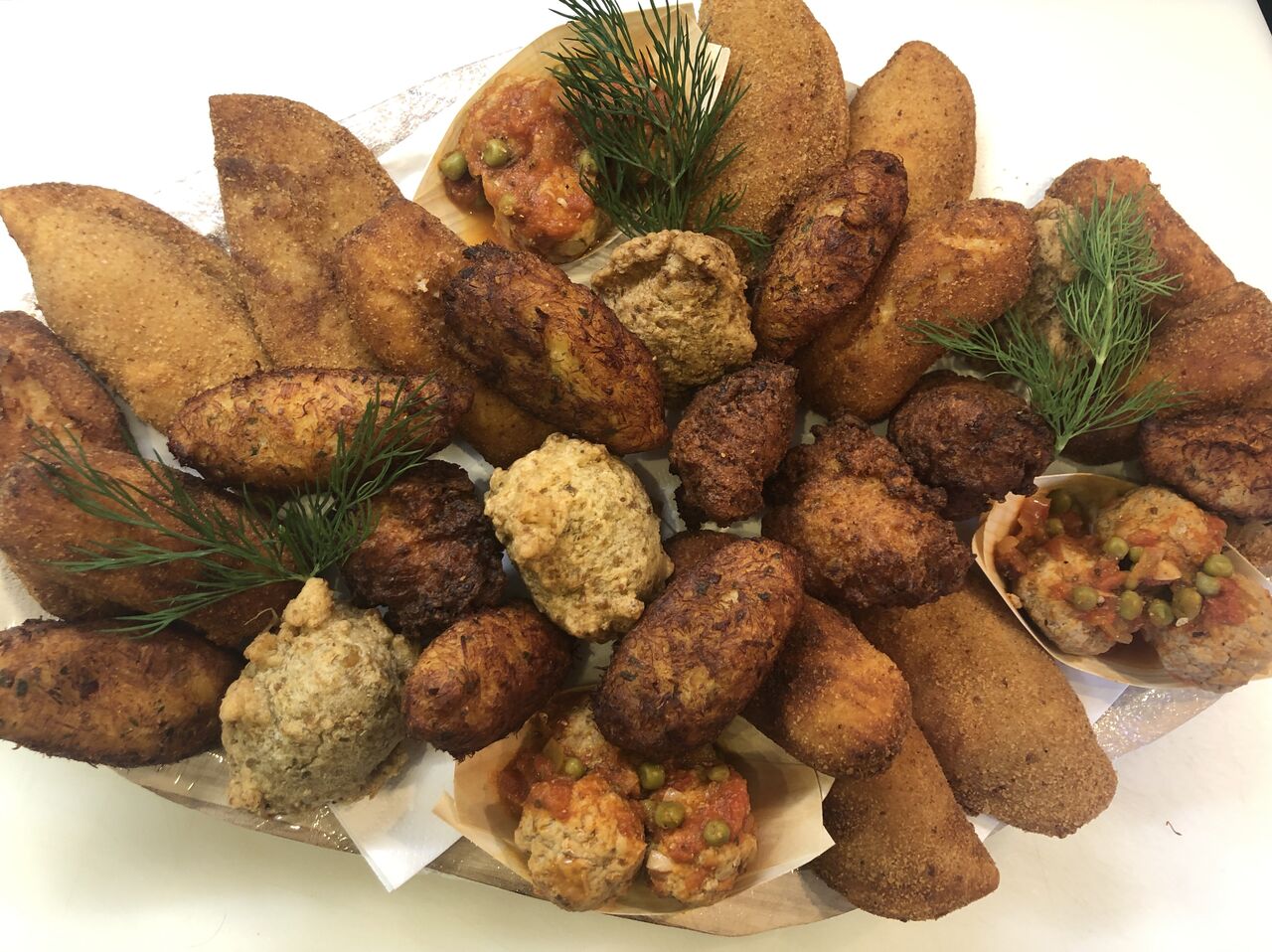 Plateau tapas 15€
Rissole de thon
Accra de morue
croquettes de fromage
Albondigas de carne
...
1 Beignet chorizo et 1 olive