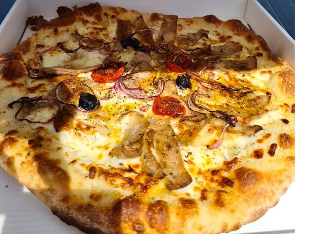 notre pizza kebab , toute chaude sortie du distributeur