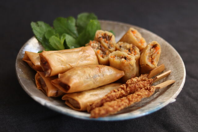 Nems maison et nos brochettes de poulet au curry pané.