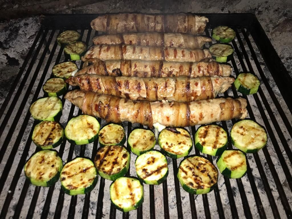 Punjeni marinirani odrezak sa povrćem u pripremi 