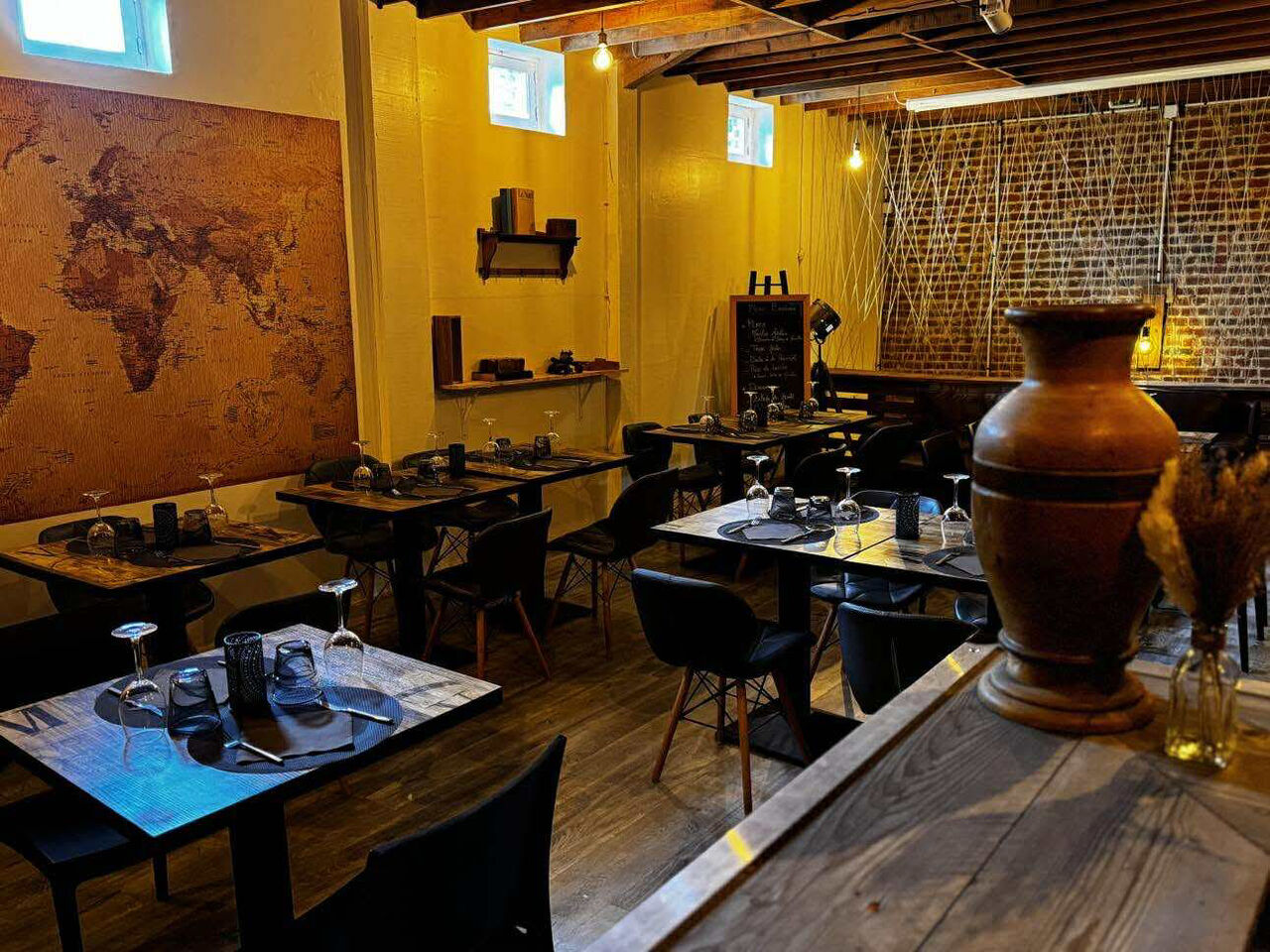 Salon privatif, capacité de 25 personnes, à table, 35 personnes en cocktail, écran et vidéo projecteur à disposition.