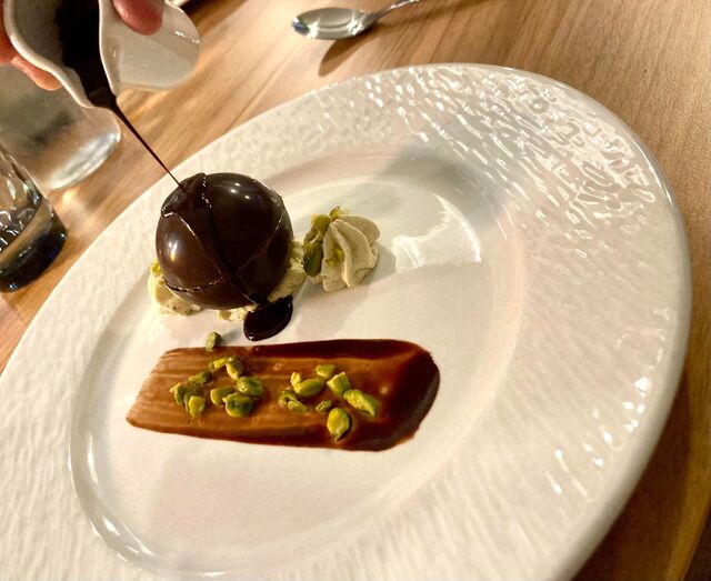 Sphère au chocolat au coeur de pistache