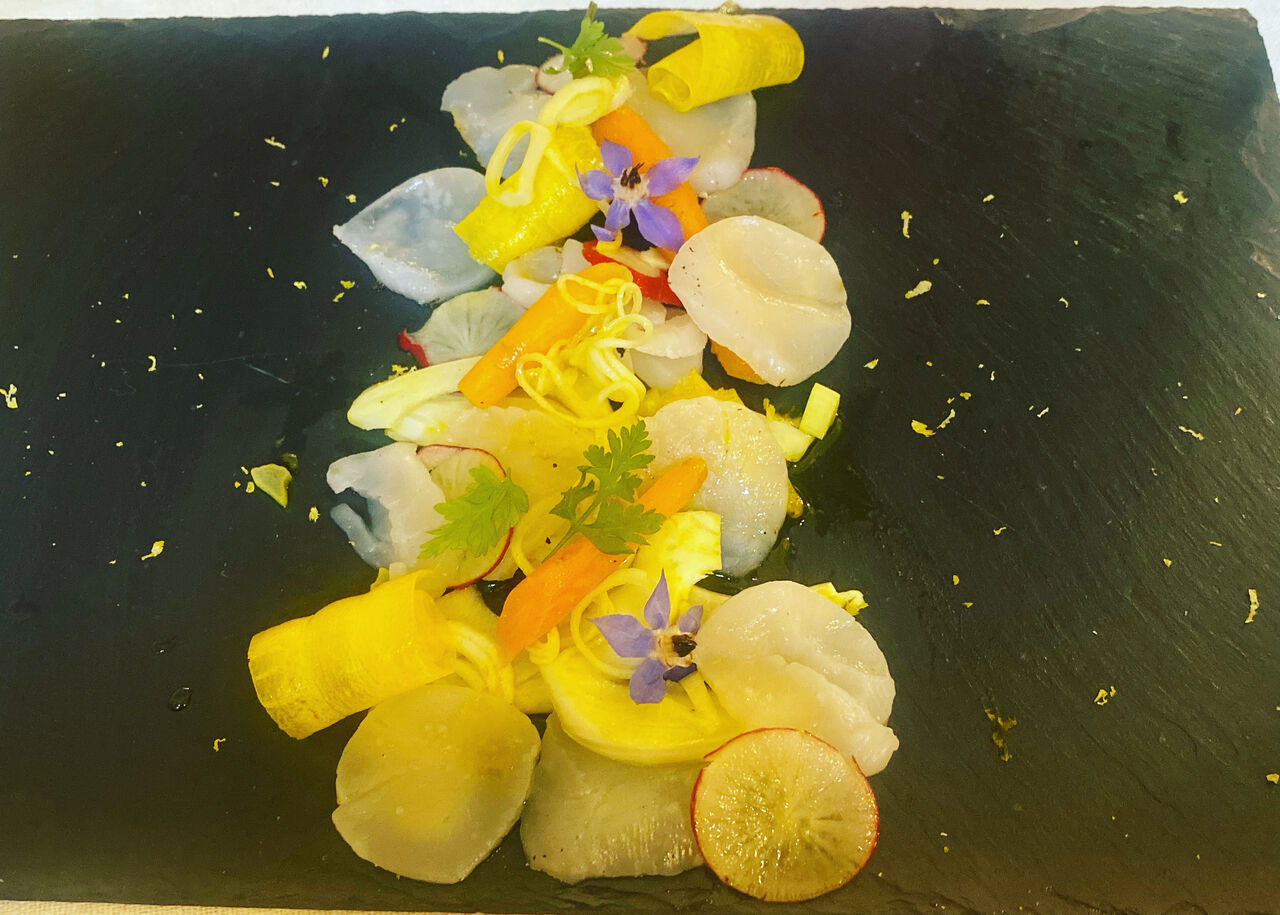 Noix de Saint-Jacques fumées au chalumeau sur son jardin végétal