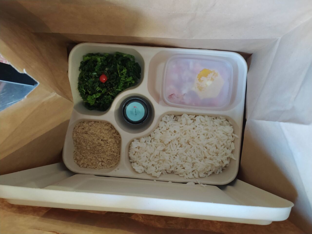 Les accompagnements de la feijoada à emporter. Les haricots sont emballés séparément.