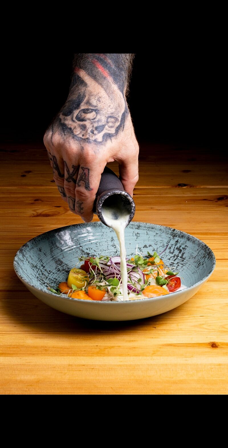 Ceviche de dorada con su leche de tigre,cremoso de aguacate,parmentier de boniato y cherry confitado