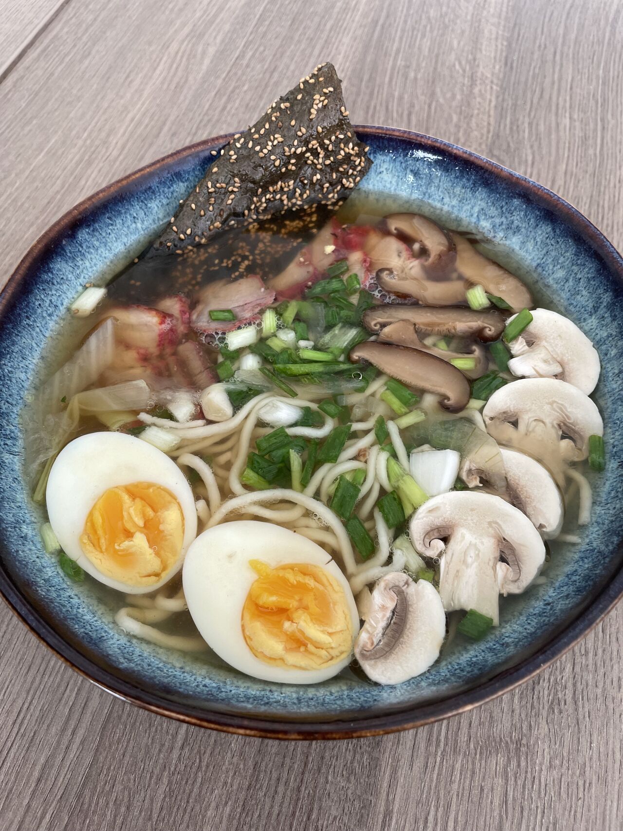 Soupe au porc laqué et légumes 