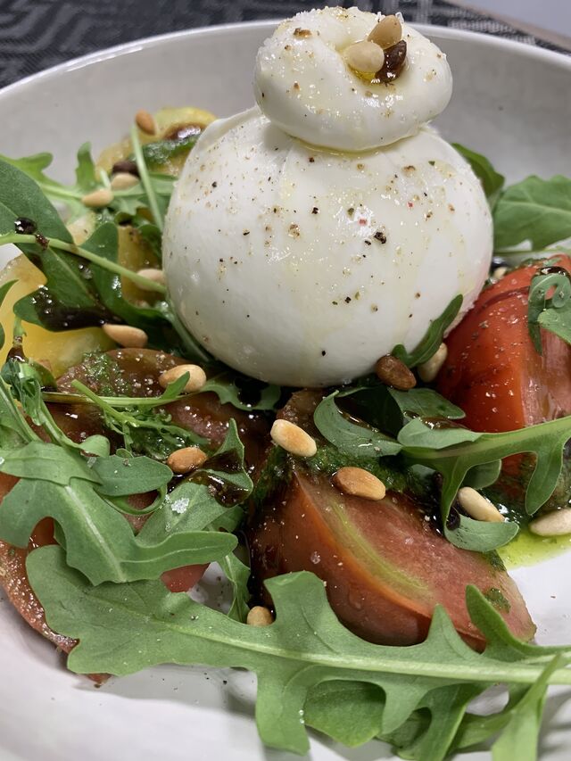 La Burrata Di Bufala, Huile d’Olive du Domaine de Marquiliani, Tomates Anciennes et Pignons de Pin
