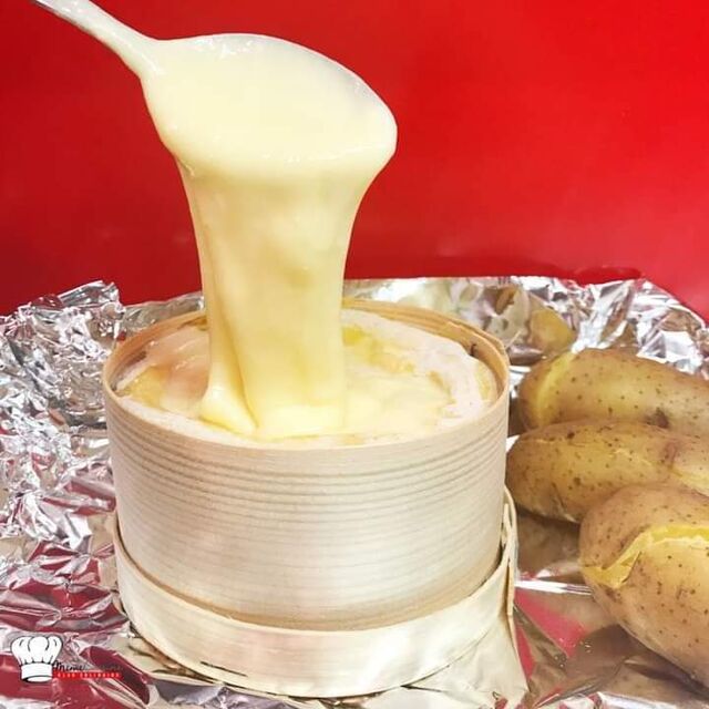 Mont d or a l l'honneur
Mont d or gratiné. 16.90
Pizza au Mont d or a emporter 11.90.
Sur place 14.90