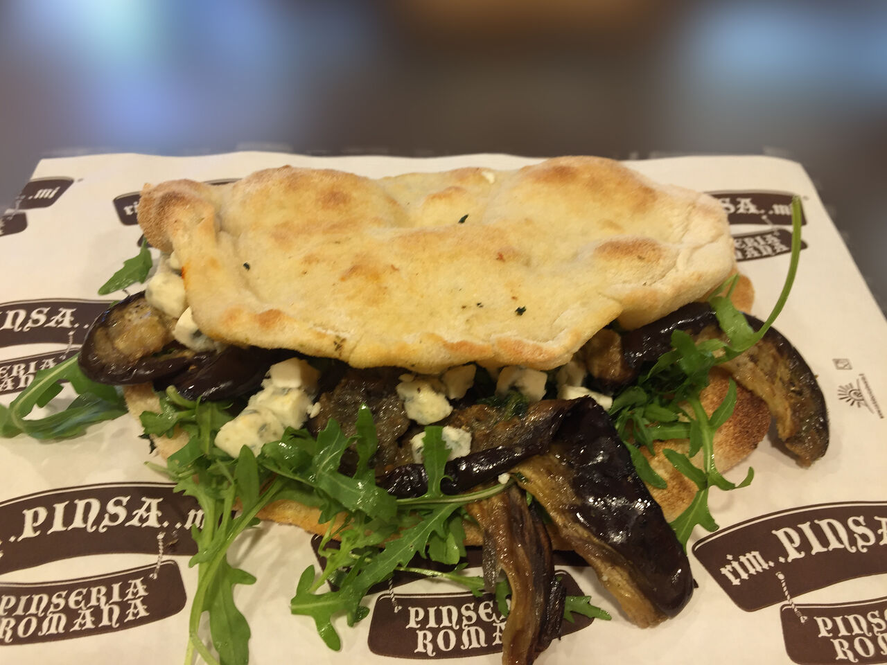 Pinsotto rucola melanzane grigliate e gorgonzola