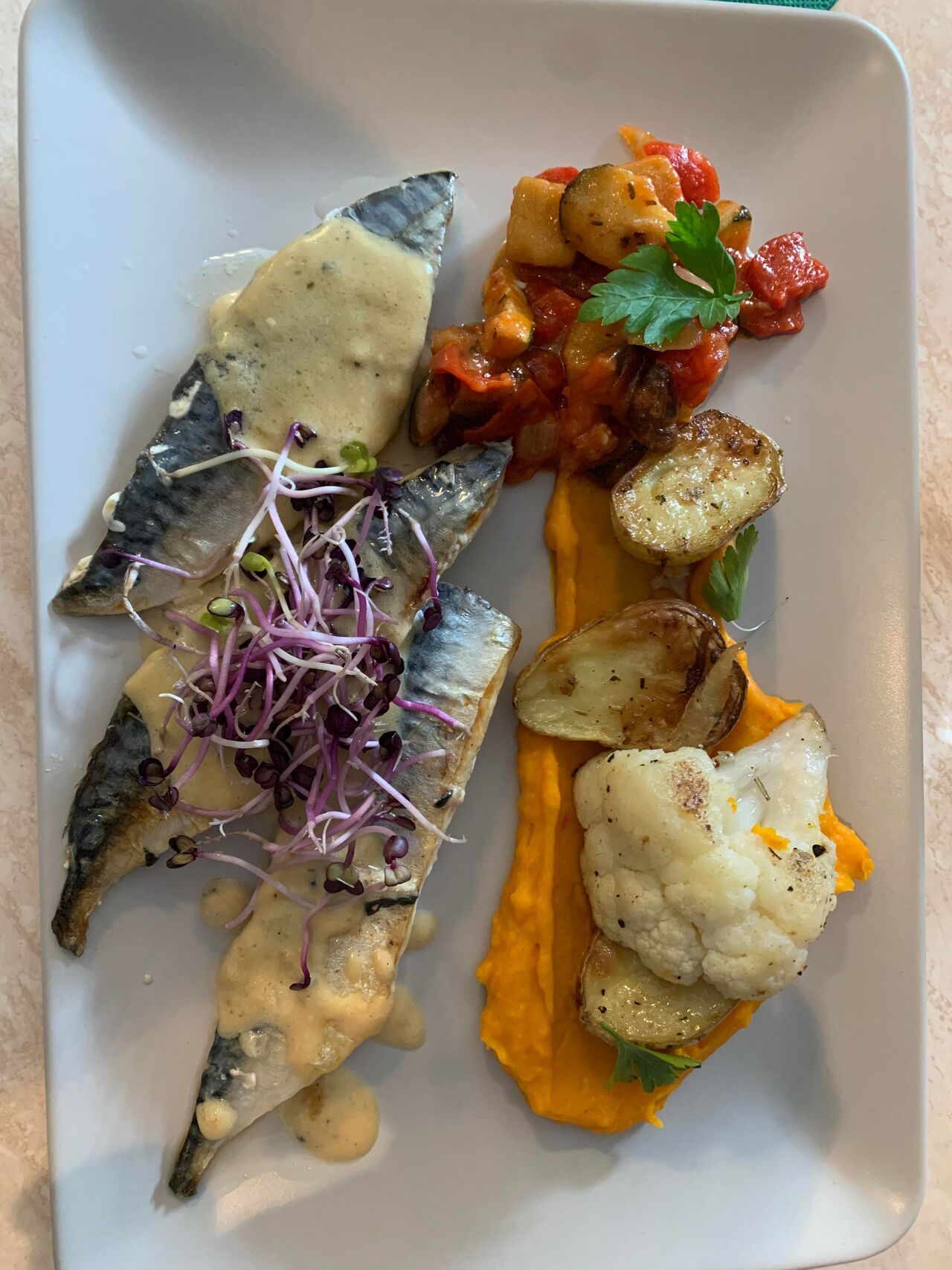 Filet de maquereaux et légumes de saison