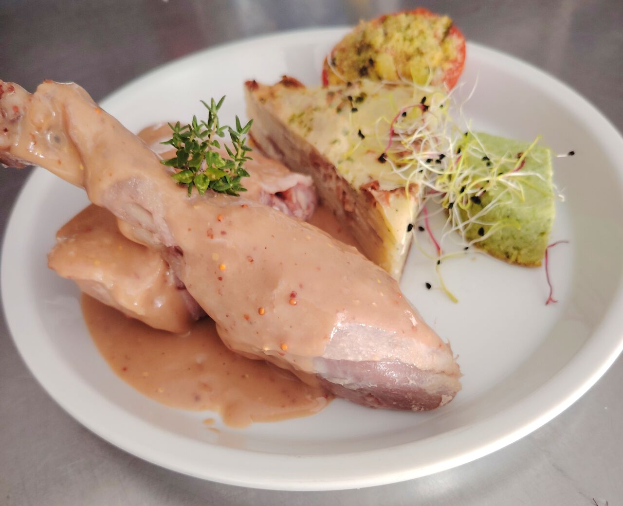 Confit de canard, gâteau de pommes de terre aux girolles 