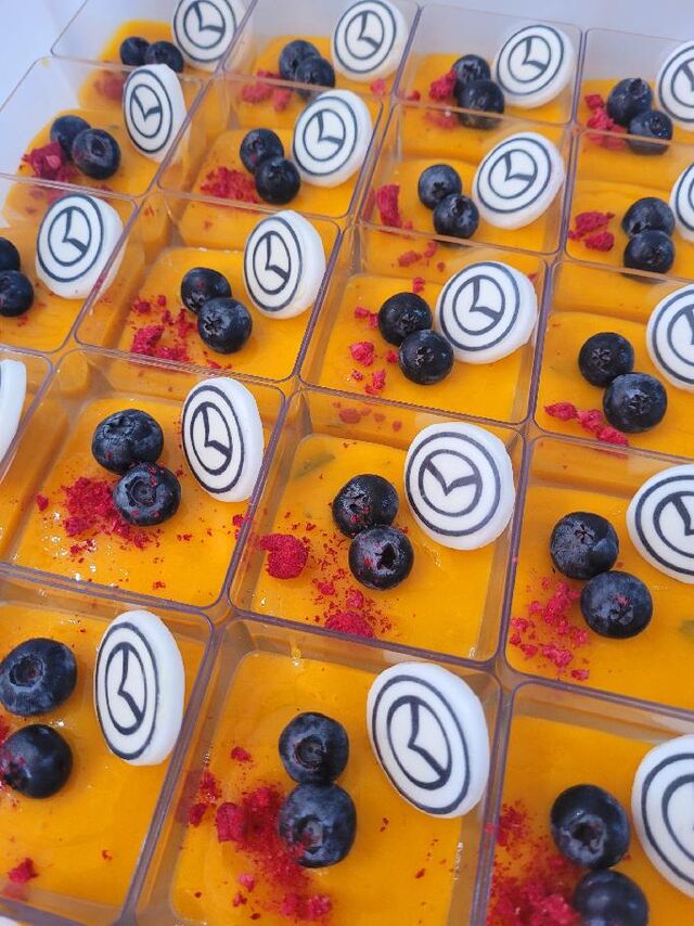 Panna cotta s mangem s logem Mazda