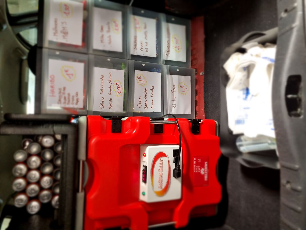 Le Benz est un concept, livraison de tortillas et Burgers Chaud, canettes, desserts et chocolat la nuit et à choisir sur place 