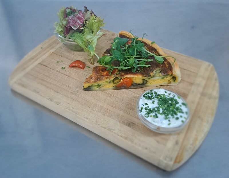 Quiche mit grünem Spargel,dazu Kräuterdip