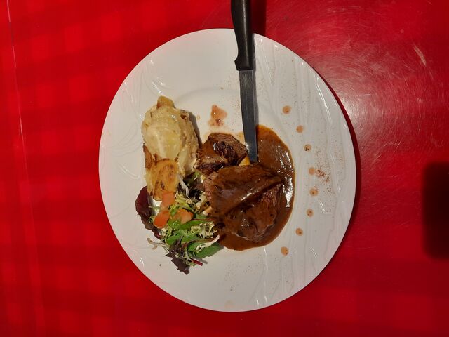 Pièce de boeuf grillée sauce au poivre et don gratin dauphinois. 