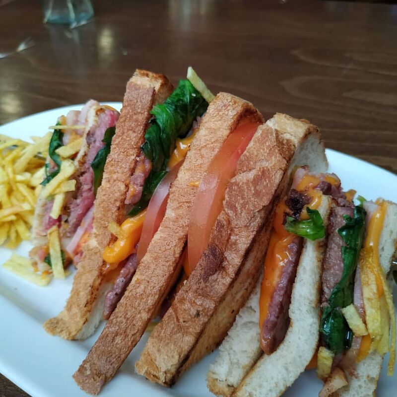 Sandwich la Giralda (Pan Tostado, carne picada, bacon, York, queso cheddar, canónigos, tomate y salsa 