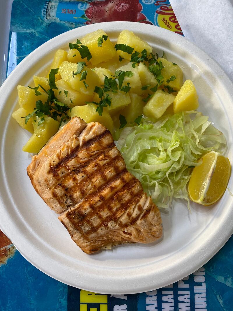 Somon la grătar cu garnitură de cartofi natur 