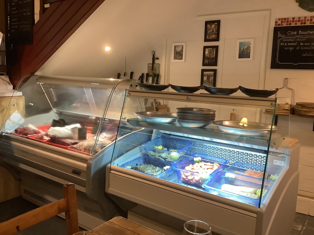 Nos 2 vitrines poissons et viandes